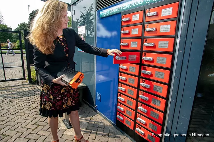Eerste oplaadkluisjes elektrische fiets in fietsenstalling Bisschop Hamerstraat