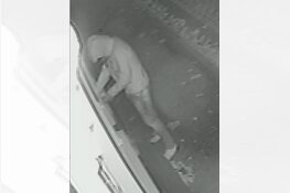 Gezocht: Wie stichtte brand bij een café?