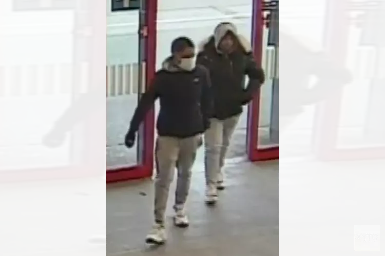Gezocht: Winkeldiefstal Centraal Station, wie zijn deze mannen?