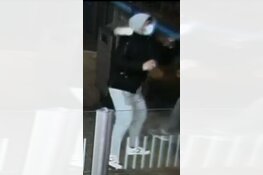 Gezocht: Winkeldiefstal Centraal Station, wie zijn deze mannen?