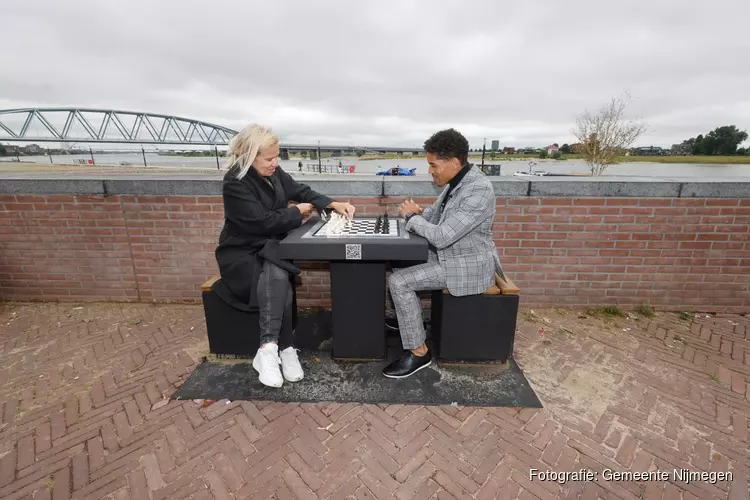 Schaaktafels en gratis lessen op de Waalkade