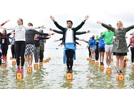 Honderden mensen staan drie uur lang voor de mentale gezondheid van jongeren
