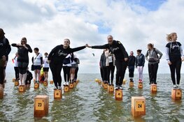 Honderden mensen staan drie uur lang voor de mentale gezondheid van jongeren