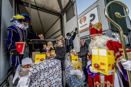 Sinterklaas bezorgt pallets vol Look-O-Look snoepjes bij Voedselbank Nijmegen-Overbetuwe
