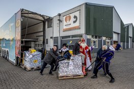 Sinterklaas bezorgt pallets vol Look-O-Look snoepjes bij Voedselbank Nijmegen-Overbetuwe