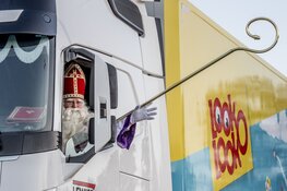 Sinterklaas bezorgt pallets vol Look-O-Look snoepjes bij Voedselbank Nijmegen-Overbetuwe