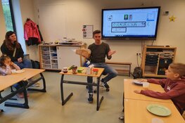 Nijmeegs Tweede Kamerlid Marijke Synhaeve bezoekt schoolmaaltijdenschool
