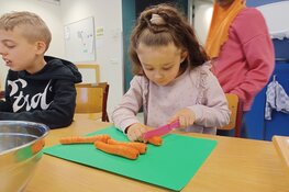Nijmeegs Tweede Kamerlid Marijke Synhaeve bezoekt schoolmaaltijdenschool