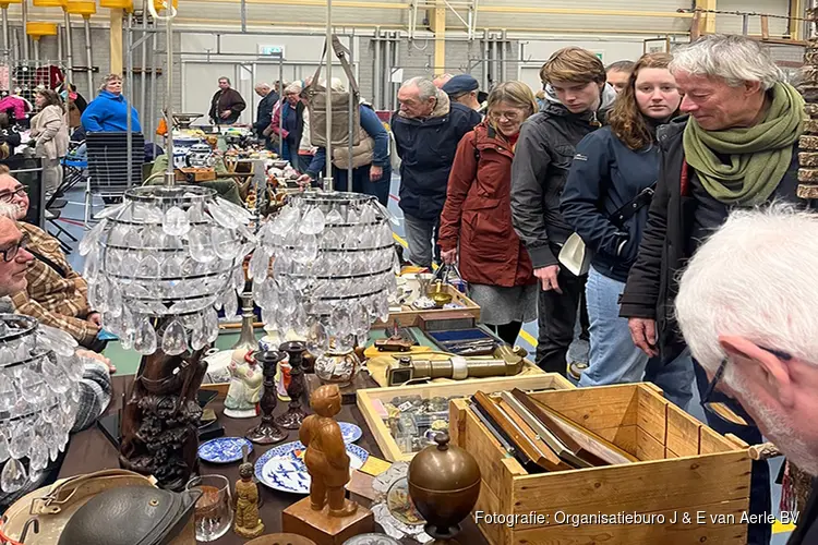 Snuffelmarkt in Jan Massinkhal Nijmegen op zondag 4 mei