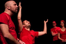 Improvisatietheater door Buiten Bereik in Het Badhuis